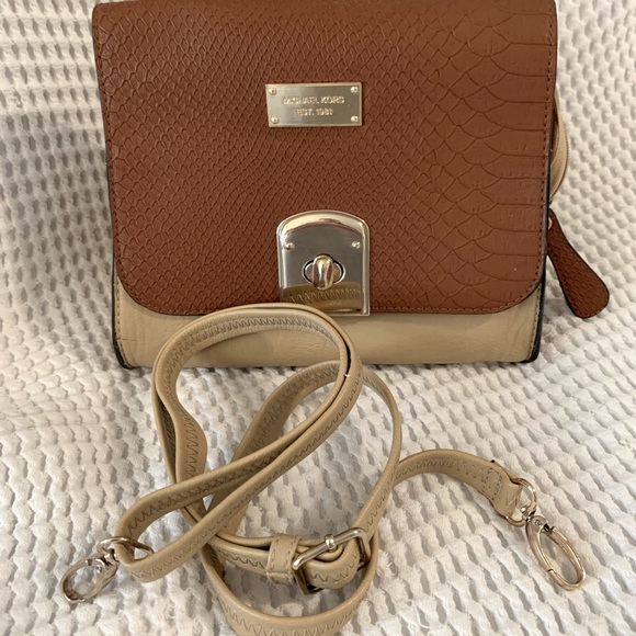 Leather handbag crossbody or arm carry - Picture 2 of 7